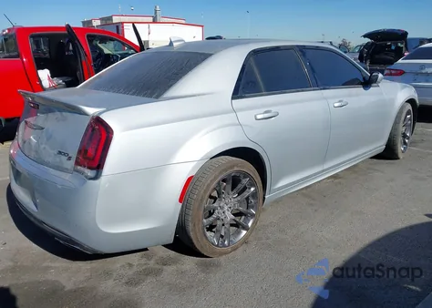 2022 Chrysler 300 S z USA, uszkodzony, nr VIN 2C3CCABT3NH116270